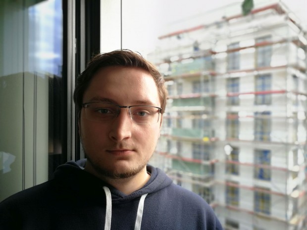 Die gleiche Situation mit dem P10 aufgenommen: Die Farben, der Kontrast und die Ausleuchtung sind besser, das Kabel ist sauber vom weiter entfernten Hintergrund getrennt. (Bild: Tobias Költzsch/Golem.de)